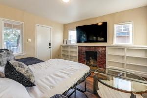 1 Mi to Dtwn, Chase Field! Getaway Near Light Rail