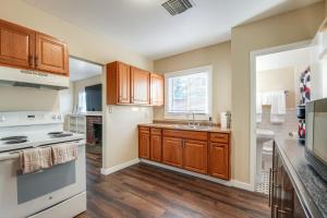 1 Mi to Dtwn, Chase Field! Getaway Near Light Rail