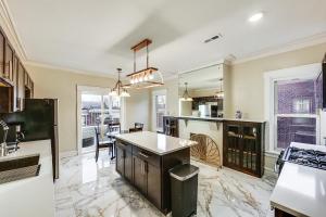 4 Mi to Market Square Bright Apt with Balconies