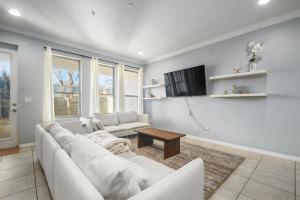 4 Mi to Dtwn Home with Pool Access in Sanford