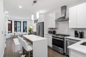 2BR Modern Urban Escape Balcony Sleeps 6