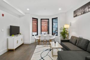 2BR Modern Urban Escape Balcony Sleeps 6