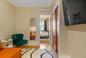 Modern Comfort Minutes from NYC, Free Parking