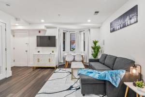 Luxury Stay Minutes from Manhattan Modern 2BR