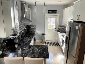 NYC-Bound 3 BR Apt, Parking Outdoor Urban Oasis