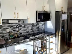 NYC-Bound 3 BR Apt, Parking Outdoor Urban Oasis