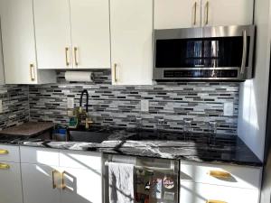 NYC-Bound 3 BR Apt, Parking Outdoor Urban Oasis