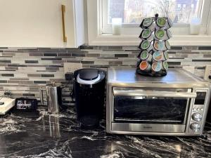 NYC-Bound 3 BR Apt, Parking Outdoor Urban Oasis