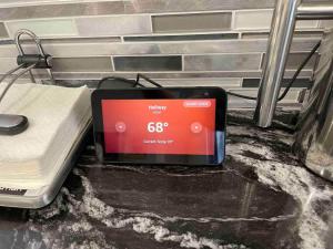 NYC-Bound 3 BR Apt, Parking Outdoor Urban Oasis