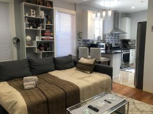 NYC-Bound 3 BR Apt, Parking Outdoor Urban Oasis