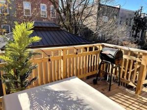 NYC-Bound 3 BR Apt, Parking Outdoor Urban Oasis