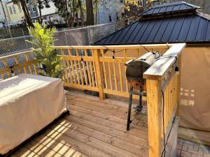 NYC-Bound 3 BR Apt, Parking Outdoor Urban Oasis