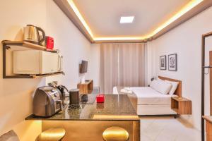 Studio compacto em Copacabana, reformado, com WiFi, Ar split, mini cozinha, a 250m da praia e 350m do metrô!