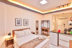 Studio compacto em Copacabana, reformado, com WiFi, Ar split, mini cozinha, a 250m da praia e 350m do metrô!