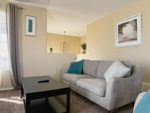 Spacious 4BR with King Suite - Garage - Netflix