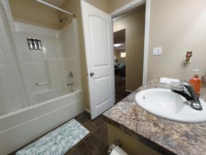 Spacious 4BR with King Suite - Garage - Netflix