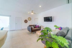Walk to 5th Ave & Beach - Pools, Balcony & Parking