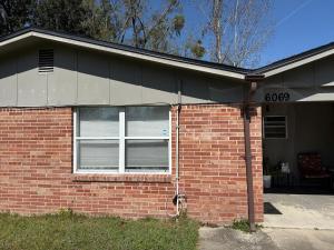 Cozy 3BR Home Downtown with Backyard and Parking