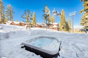 Gondola Getaway- Ski-in Ski-out - Luxury 4 BR, Private Hot Tub, HOA Amenities
