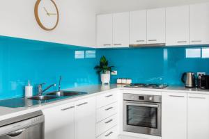 Castaway Beach House - Countryside Views by the Sea