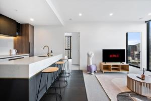 44th floor Modern 2b apartment with Breathtaking views