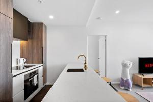 44th floor Modern 2b apartment with Breathtaking views