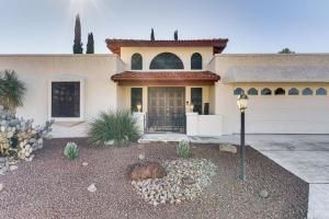 7 Mi to Sabino Canyon Poolside Oasis with Mtn Views