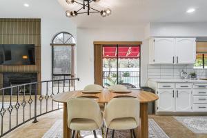 7 Mi to Sabino Canyon Poolside Oasis with Mtn Views