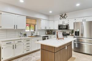 7 Mi to Sabino Canyon Poolside Oasis with Mtn Views