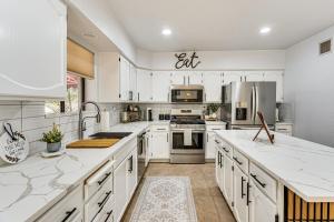 7 Mi to Sabino Canyon Poolside Oasis with Mtn Views