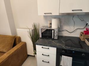 Perfect Strangers C1