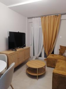 Perfect Strangers C1