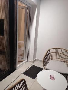 Perfect Strangers D1