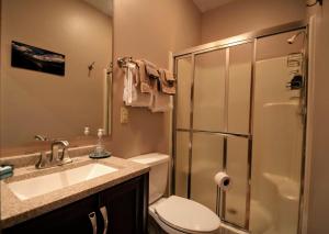 Main Street Luxury- Downtown with Hot Tub + Trails