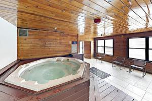 Main Street Luxury- Downtown with Hot Tub + Trails