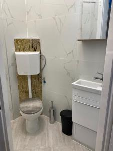 Deri Hangout Base by Downtown