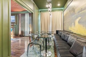 Elevate Your Stay Chic 1-Bed Condo Courtyard