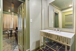 Elevate Your Stay Chic 1-Bed Condo Courtyard