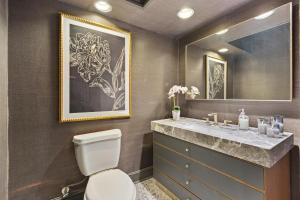 Elevate Your Stay Chic 1-Bed Condo Courtyard