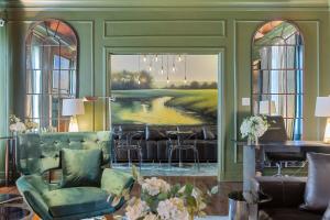 Elevate Your Stay Chic 1-Bed Condo Courtyard