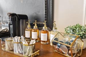 Elevate Your Stay Chic 1-Bed Condo Courtyard