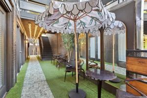 Elevate Your Stay Chic 1-Bed Condo Courtyard