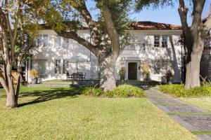 Elevate Your Stay Chic 1-Bed Condo Courtyard