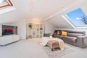 Spacious 2-Bed Sleeps 8, Near Tube & Westfield