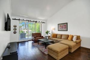 VS910 - Desert Chic - Alice Lodging