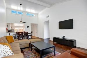 VS910 - Desert Chic - Alice Lodging