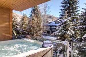 KBM Resorts Private Deer Valley Home Shuttle or walk to Deer Valley Resort Sleeps 14 Hot Tub PGE-2413