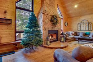Hike, Fish and Relax Fireside! Forest Lakes Cabin
