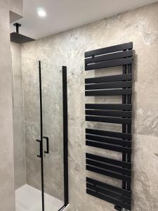 Mete Stays - Modern - Workspace - Cool location