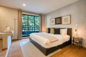 Architectural Condesa Home Indoor-Outdoor Living